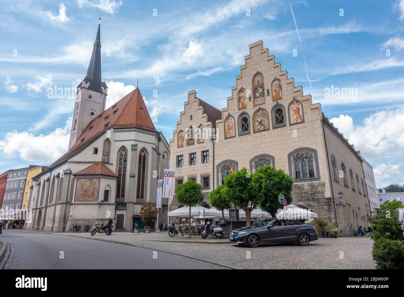 Die Römisch-Katholische Frauenkirche und das Historische Rathaus in Wasserburg, Bayern, Deutschland. Stockfoto