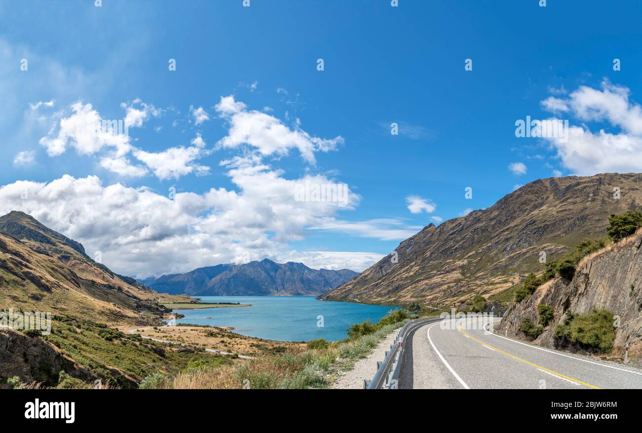 Neuseeländische Landschaft. Makarora-Lake Hawea Road mit Blick auf den Lake Hawea, Southern Lakes, Otago, Neuseeland Stockfoto