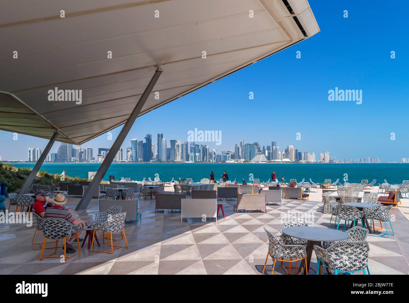 Doha. Das MIA Park Cafe im MIA Park mit der Skyline des West Bay Central Business District hinter Doha, Katar, Naher Osten Stockfoto