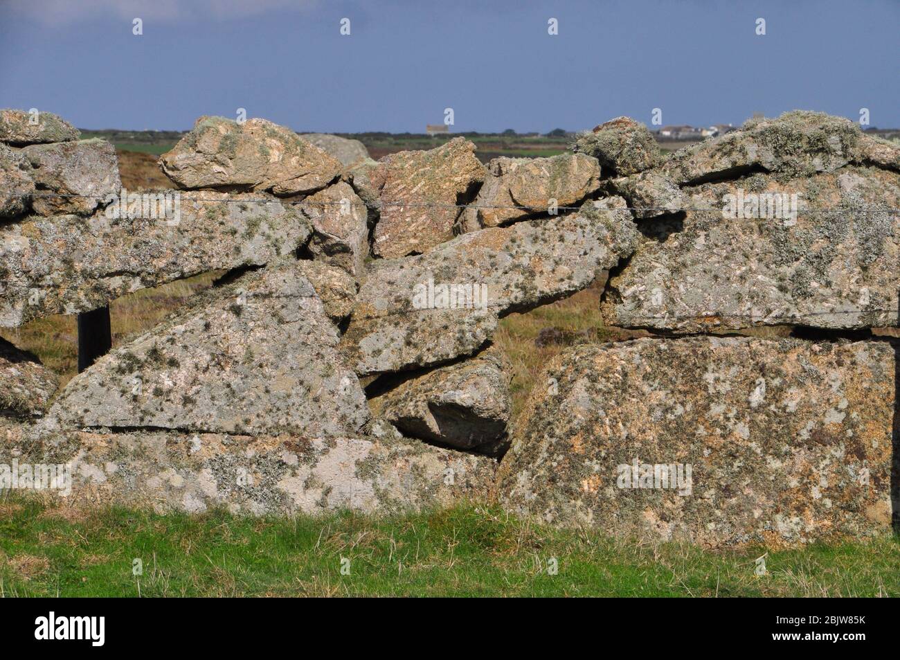 Große Granitblöcke, die eine dauerhafte Trockenmauer erstellen. Die Mauer ist Flechten und Moos große Steine mit Löchern abgedeckt. Cornwall, VK, England Stockfoto