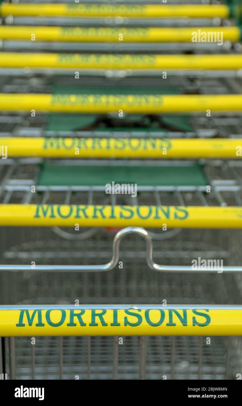CARDIFF, WALES - AUGUST 2018: Branding auf Supermarktbrollies vor einer Filiale von Morrisons. Stockfoto