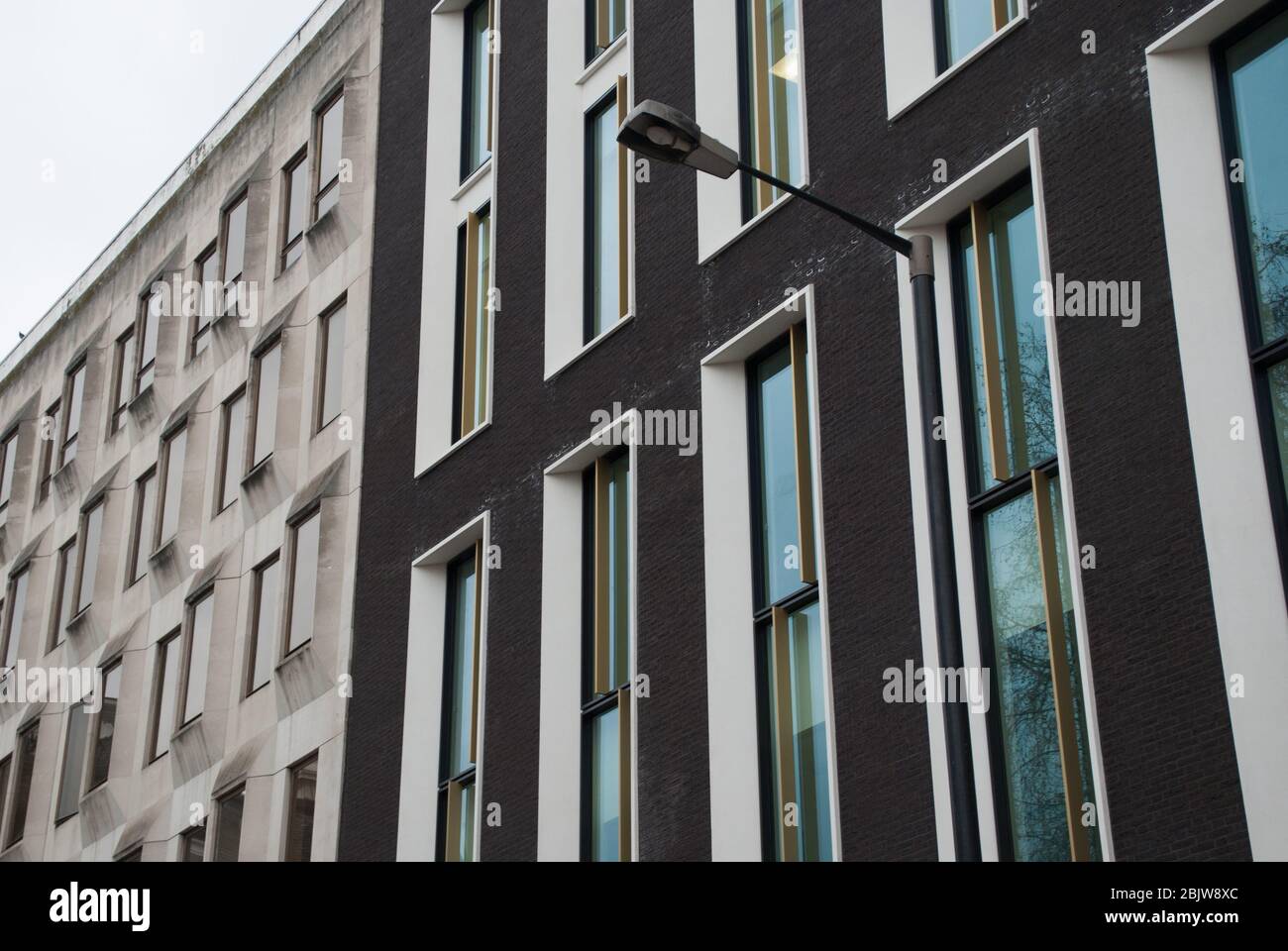 2010er Architektur Gray Brick Narrow Windows Deep Window deckt Marmor 5 auf Hannover Square, Mayfair, London W1S von Squire & Partners Stockfoto