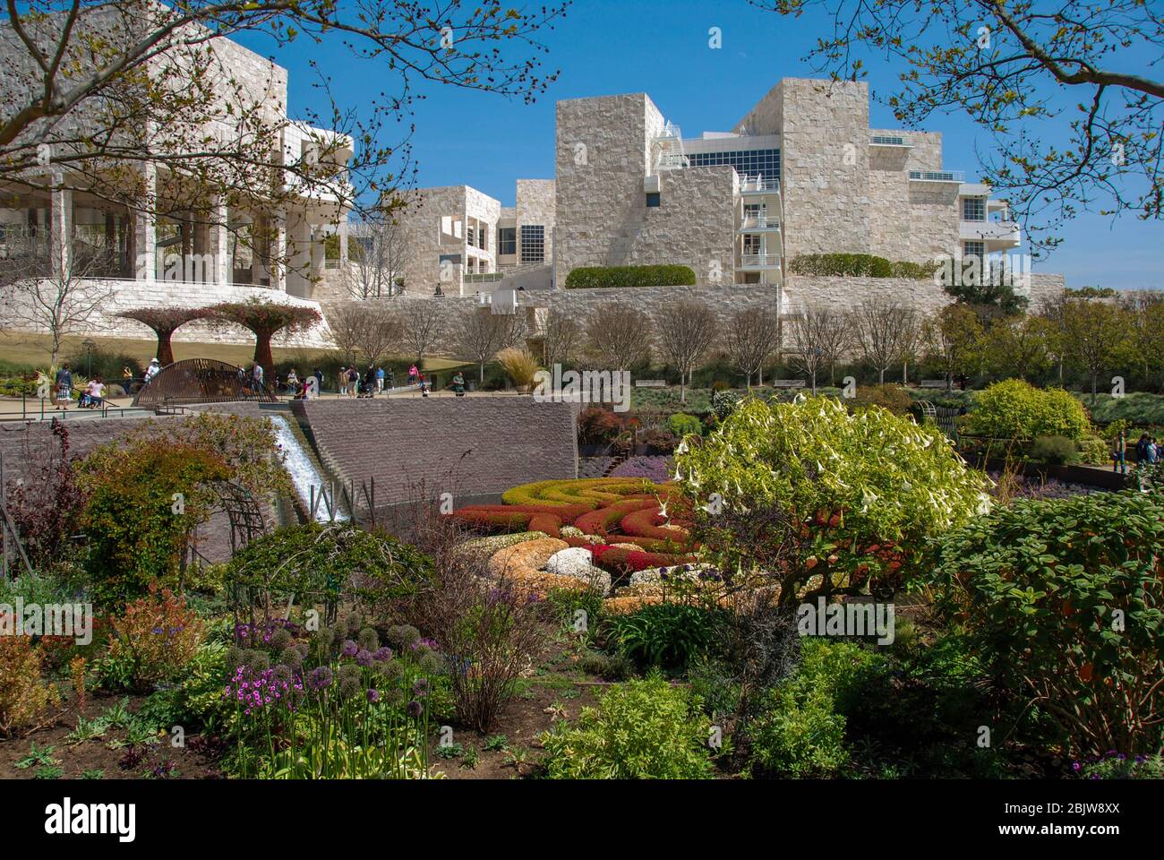 LOS ANGELES, KALIFORNIEN - MAI 2009: Robert Irwins Central Garden im Getty Center mit den Gebäuden des Getty Museums Stockfoto LOS ANGELES, KALIFORNIEN - MAI 2009: Robert Irwins Central Garden im Getty Center mit den Gebäuden des Getty Museums Stockfoto