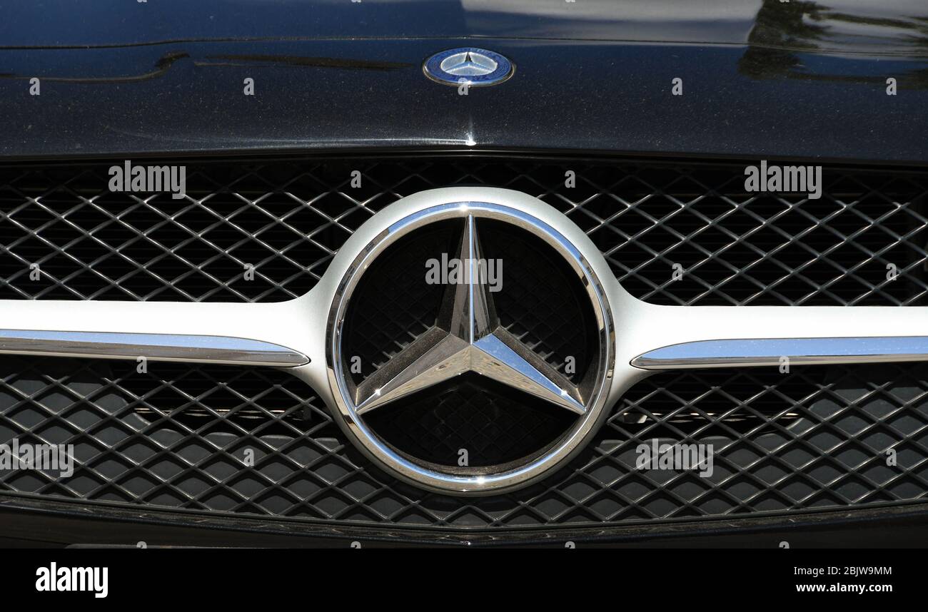 LONDON, ENGLAND - JULI 2018: Nahaufnahme eines Mercedes-Plakette auf dem Kühlergrill eines Autos Stockfoto