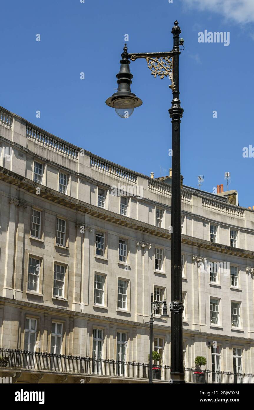 LONDON, ENGLAND - JULI 2018: Außenansicht der Wohnungen im Zentrum Londons mit Vintage Design-Straßenlicht im Vordergrund. Stockfoto