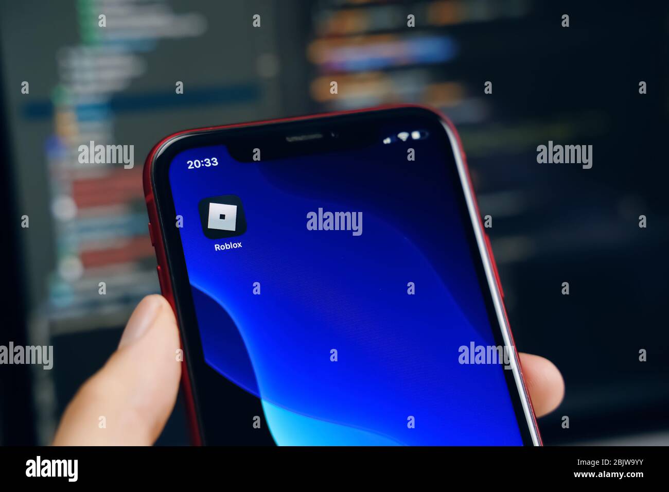 Bischkek, Kirgisistan - 14. März 2019: ROBLOX dev App auf Smartphone-Bildschirm vor dem Programmcode. Stockfoto
