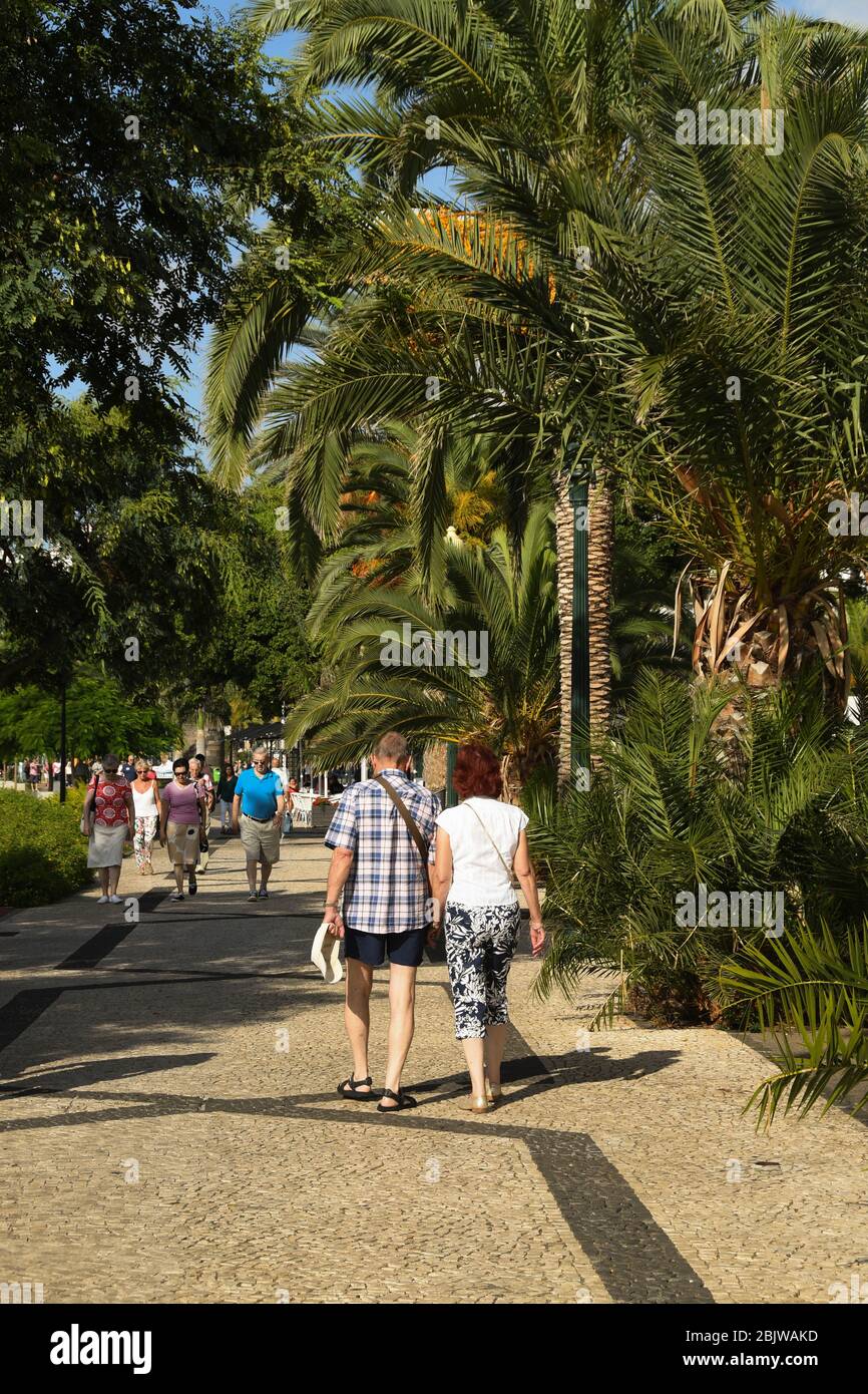 Funchal, Madeira, Portugal - September 2017: Ein Paar, das Hand in Hand entlang der Promenade schlendert Stockfoto