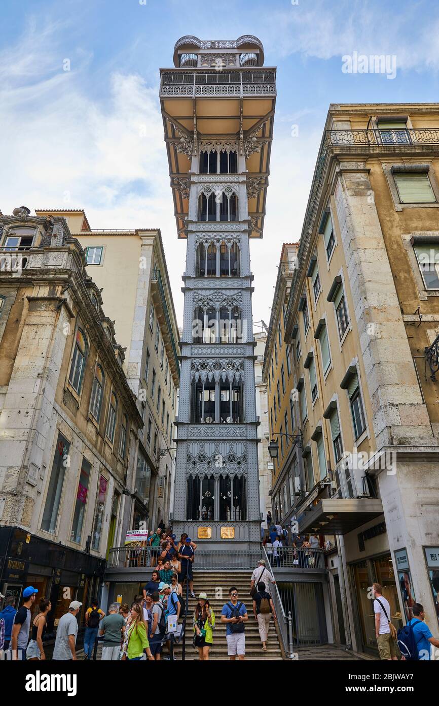 Der Elevador de Santa Justa und sein neugotischer Stil dominieren die Szene entlang dieser kleinen Gasse in der Altstadt von Lissabon, Portugal Stockfoto