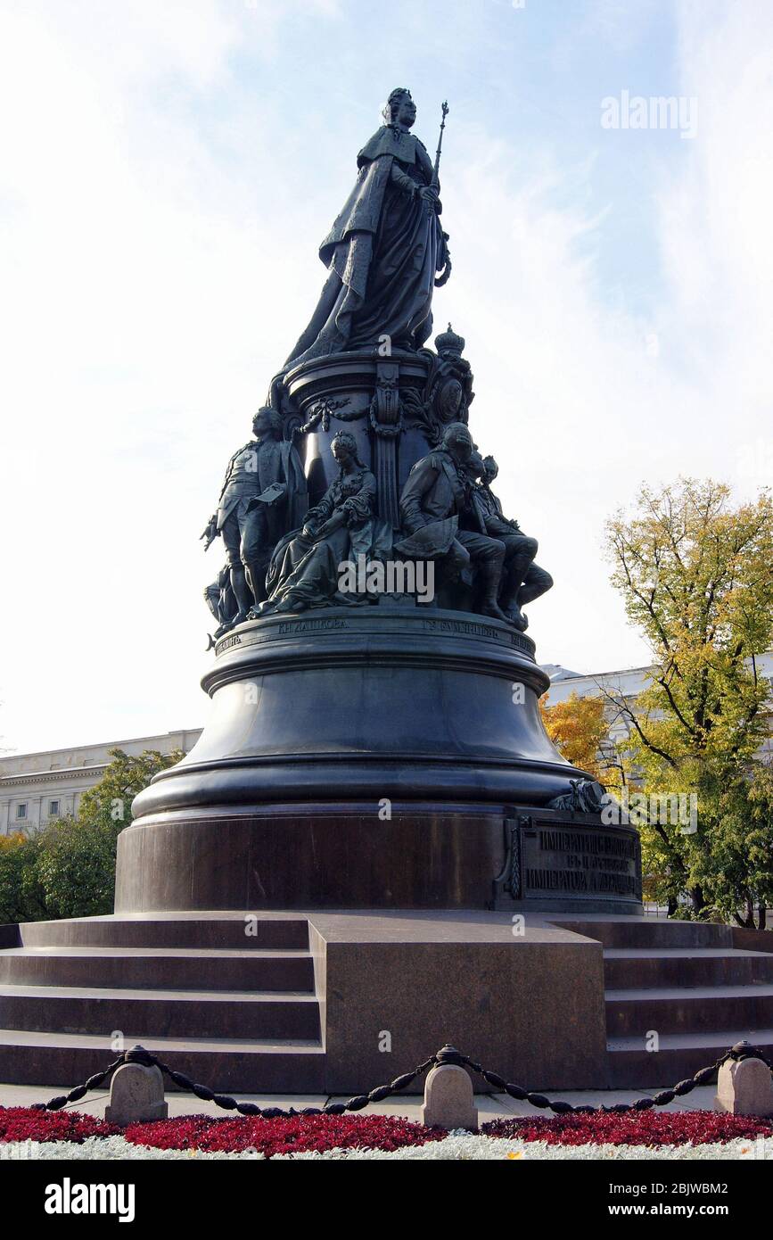 Denkmal für Katharina II., eröffnet 1873, Statue von Katharina der Großen, umgeben von prominenten Persönlichkeiten ihrer Herrschaft, St. Petersburg, Russland Stockfoto