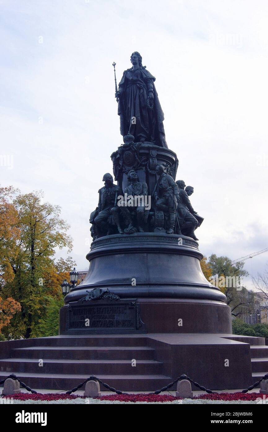 Denkmal für Katharina II., eröffnet 1873, Statue von Katharina der Großen, umgeben von prominenten Persönlichkeiten ihrer Herrschaft, St. Petersburg, Russland Stockfoto
