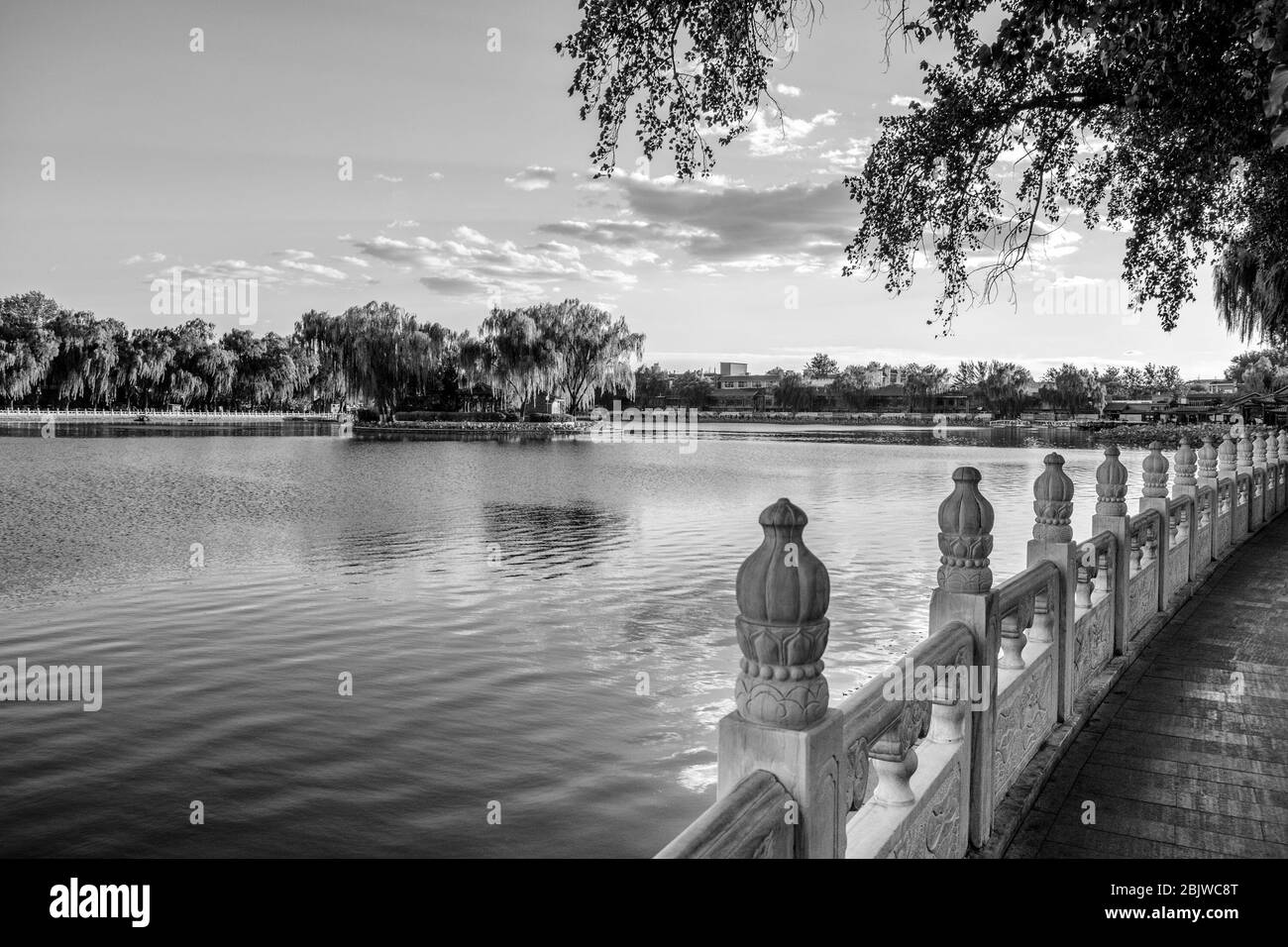 Shichahai ("der See der zehn Tempel") ist ein historisches landschaftlich reizvoller Bereich, der aus drei Seen im Norden von Zentral-Peking besteht. Rund um den See sind Tempel Stockfoto