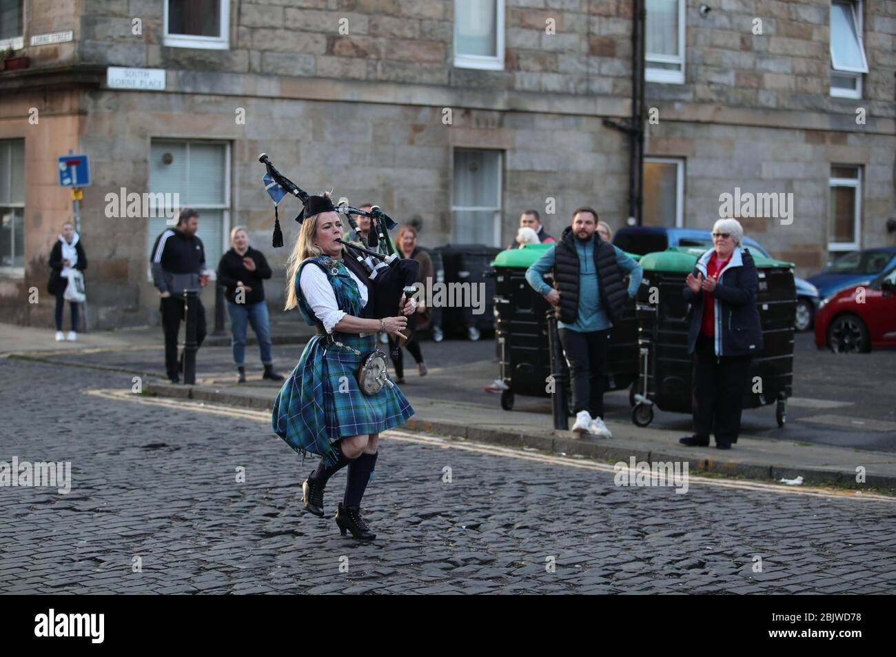 Piper Louise Marshall tritt am Donnerstag in Leith, Edinburgh, beim landesweiten Clap für Betreuer auf, um NHS-Arbeiter und Pfhalter zu erkennen und zu unterstützen, die gegen die Coronavirus-Pandemie kämpfen. Stockfoto