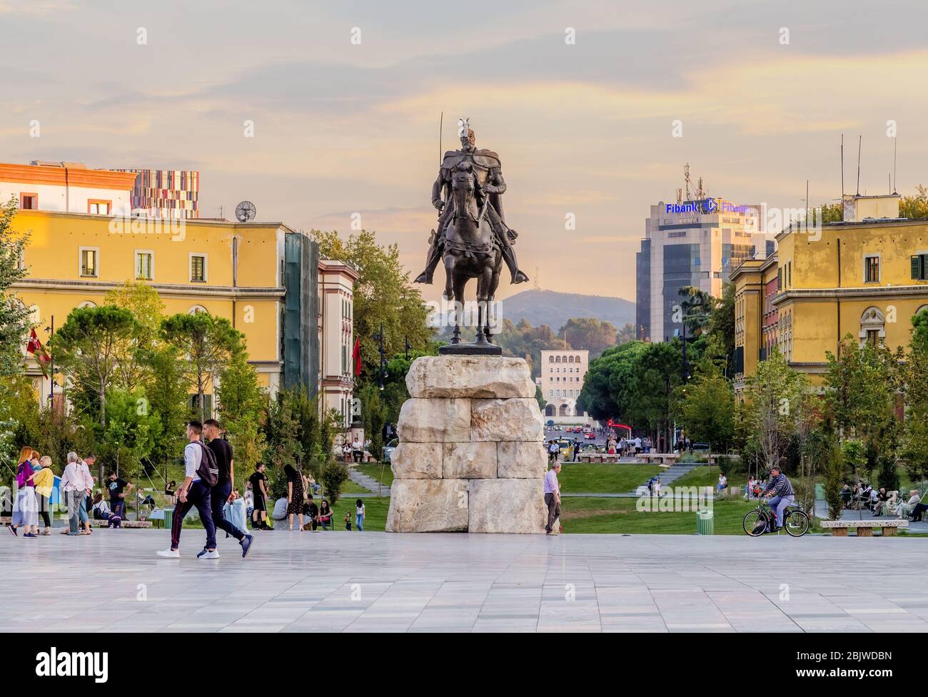 Am späten Nachmittag Blick auf Skanderbeg-Platz in Tirana mit seiner Reiterstatue.das albanische Nationalheldendenkmal wurde im Jahr 1968 eingeweiht. Stockfoto