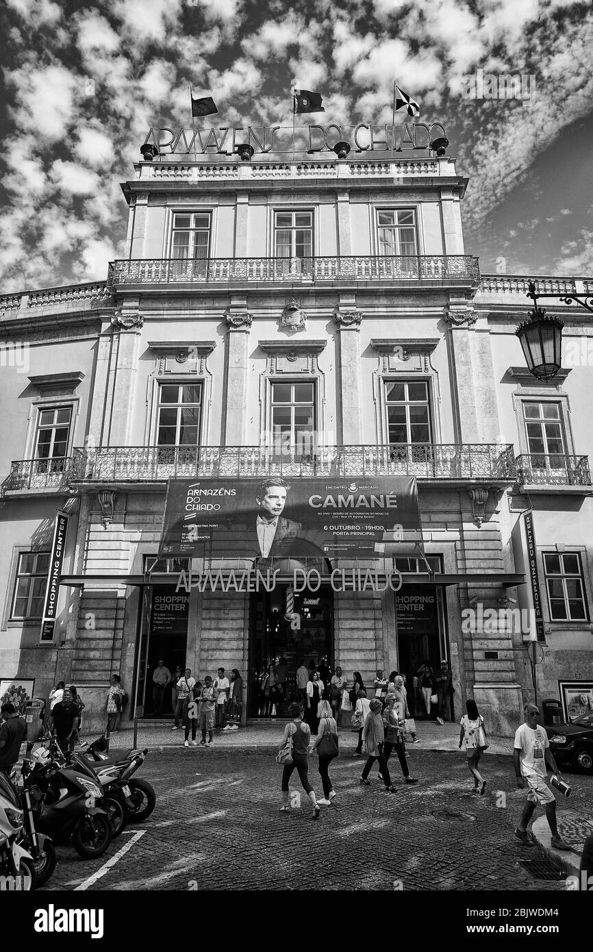 Die Leute gehen vor dem Armazéns do Chiado Einkaufszentrum in Lissabon, Portugal Stockfoto