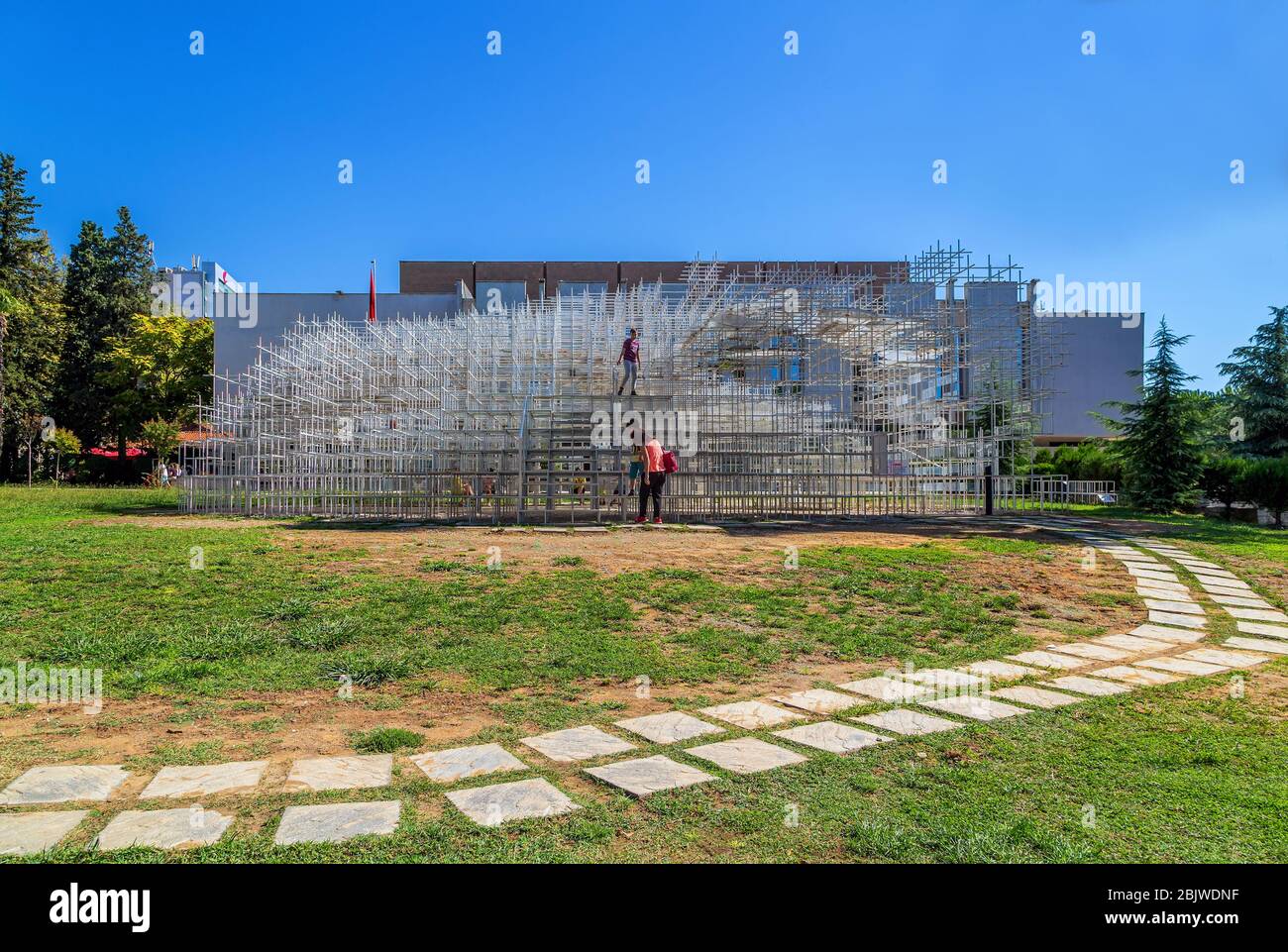 Installation Kunstobjekt namens "The Cloud" im Zentrum von Tirana, Albanien. Entworfen von dem renommierten japanischen Architekten Sou Fujimoto. Stockfoto