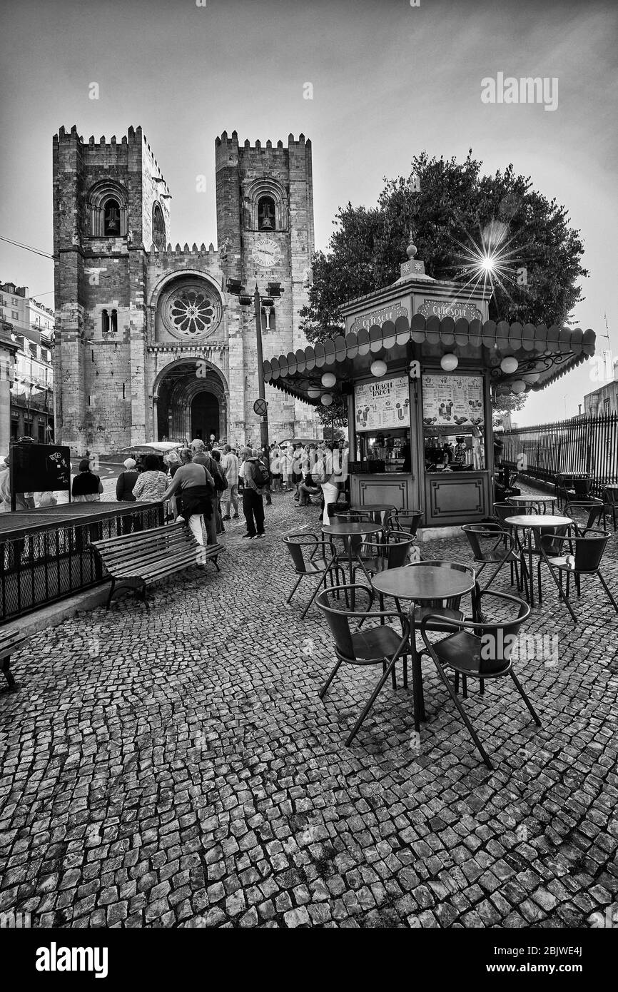 Ein Kiosk im Vordergrund mit der Kathedrale von Lissabon im Hintergrund im Stadtteil Alfama von Lissabon, Portugal Stockfoto