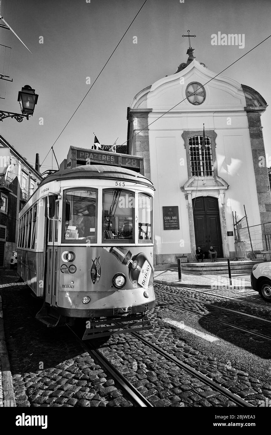Die Trolleys fahren entlang der Largo Santa Luzia, während sie an der katholischen Kirche Igreja de Santa Luzia im Stadtteil Alfama in Lissabon, Portugal, vorbeifahren. Stockfoto