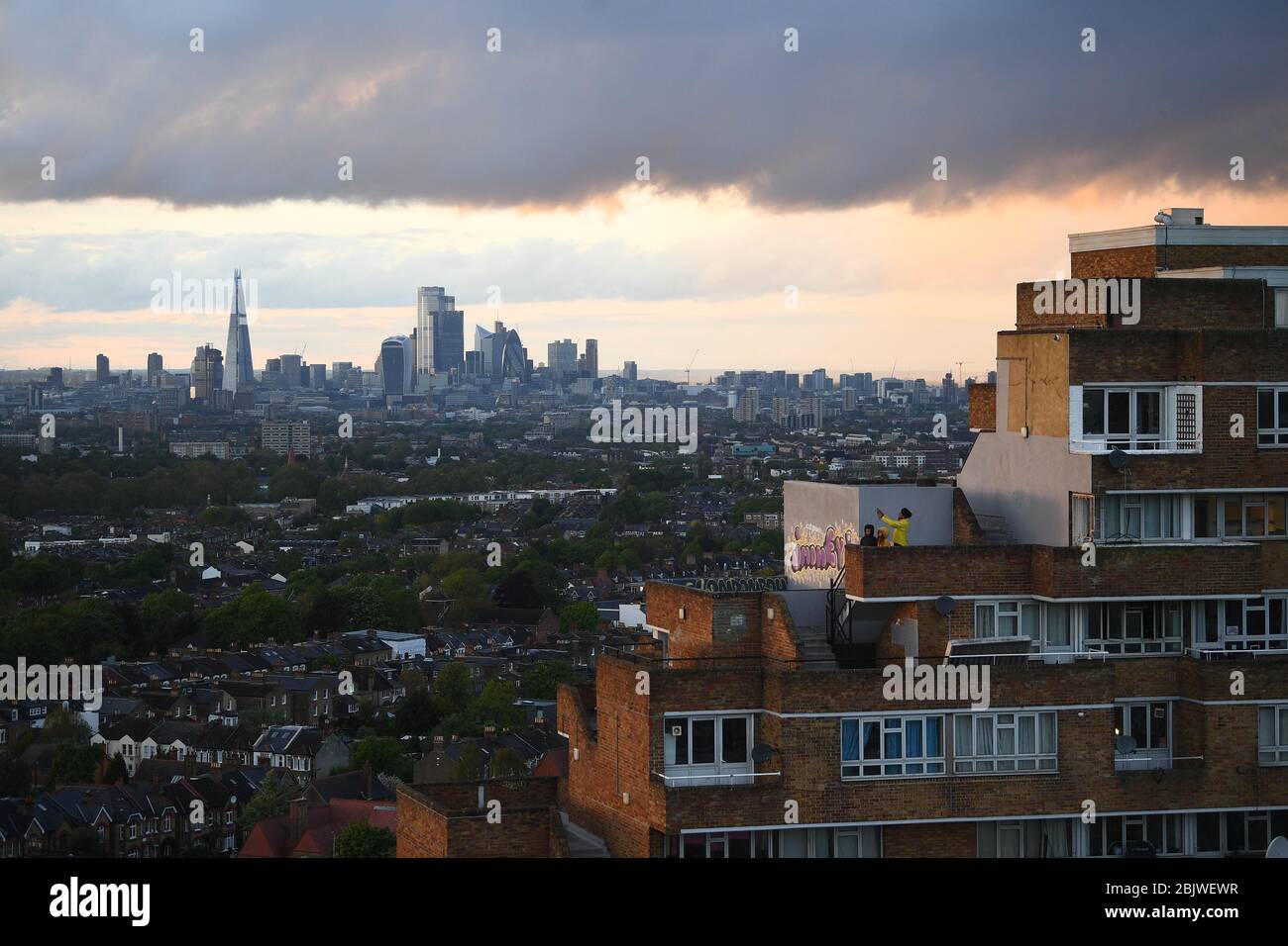 Bewohner eines Wohnblocks in Dawson's Heights, Dulwich, im Süden Londons, applaudieren beim landesweiten Clap for Carers am Donnerstag, um NHS-Arbeiter und Betreuer zu würdigen und zu unterstützen, die gegen die Coronavirus-Pandemie kämpfen. Stockfoto