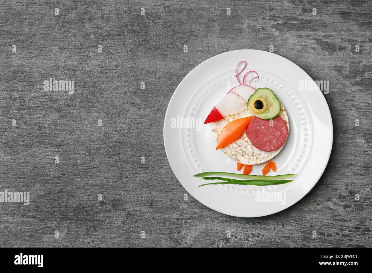 Kreatives Frühstück für Kinder auf grauem Hintergrund, Draufsicht Stockfoto