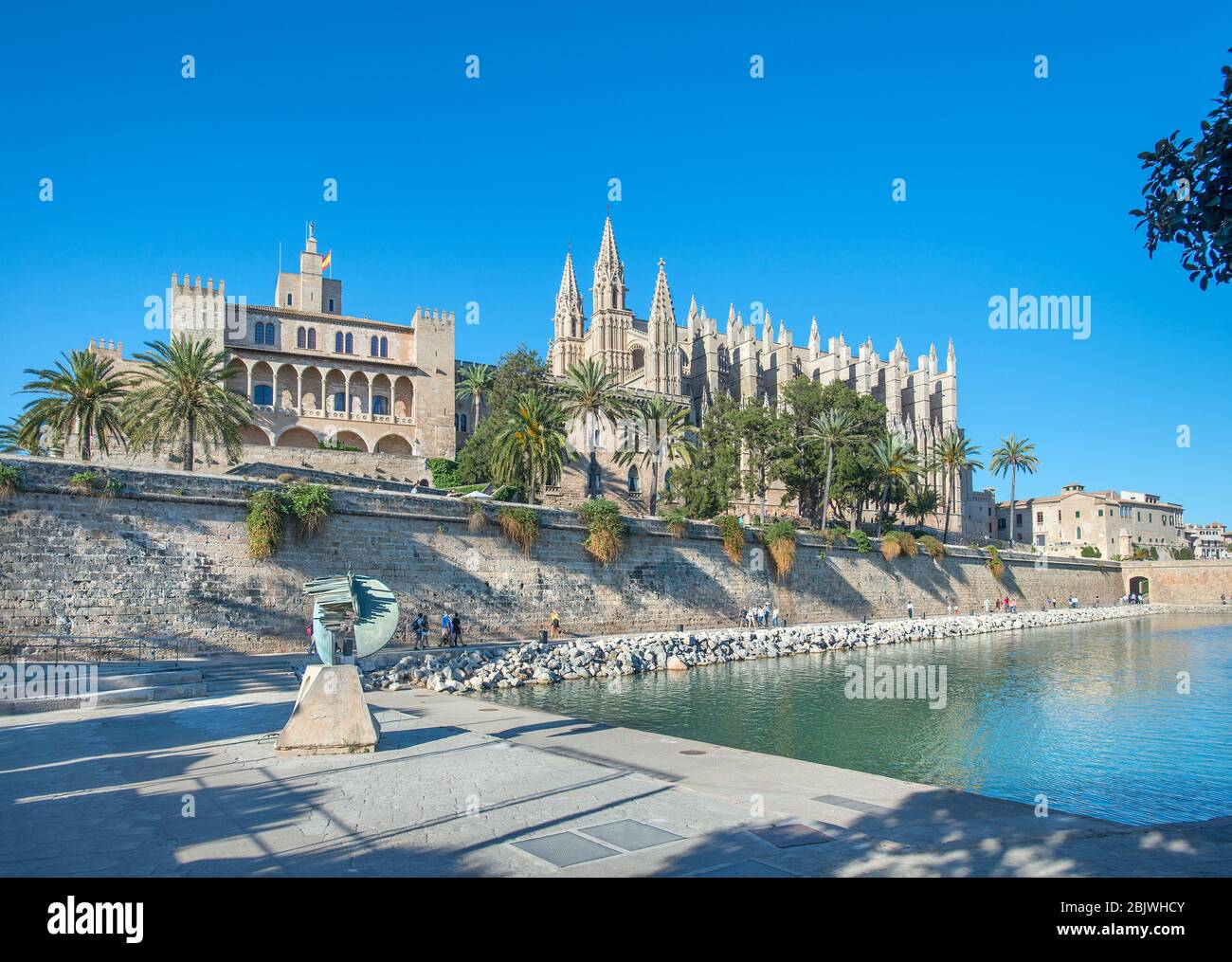 Die Kathedrale und Almudaina Palast aus Parc de la mar, Palma de Mallorca, Baleares, Spanien Stockfoto