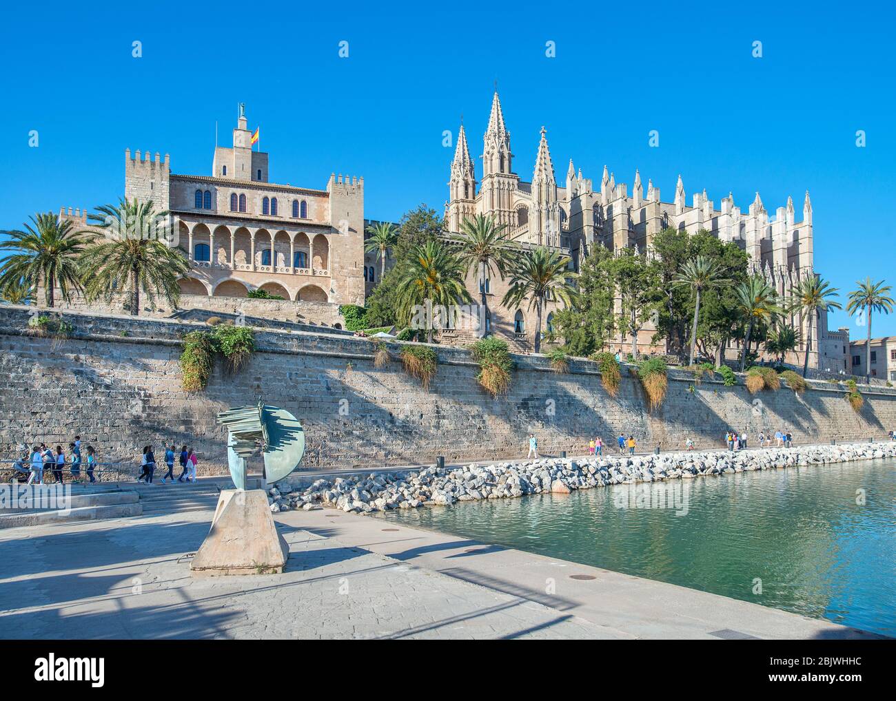 Die Kathedrale und Almudaina Palast aus Parc de la mar, Palma de Mallorca, Baleares, Spanien Stockfoto