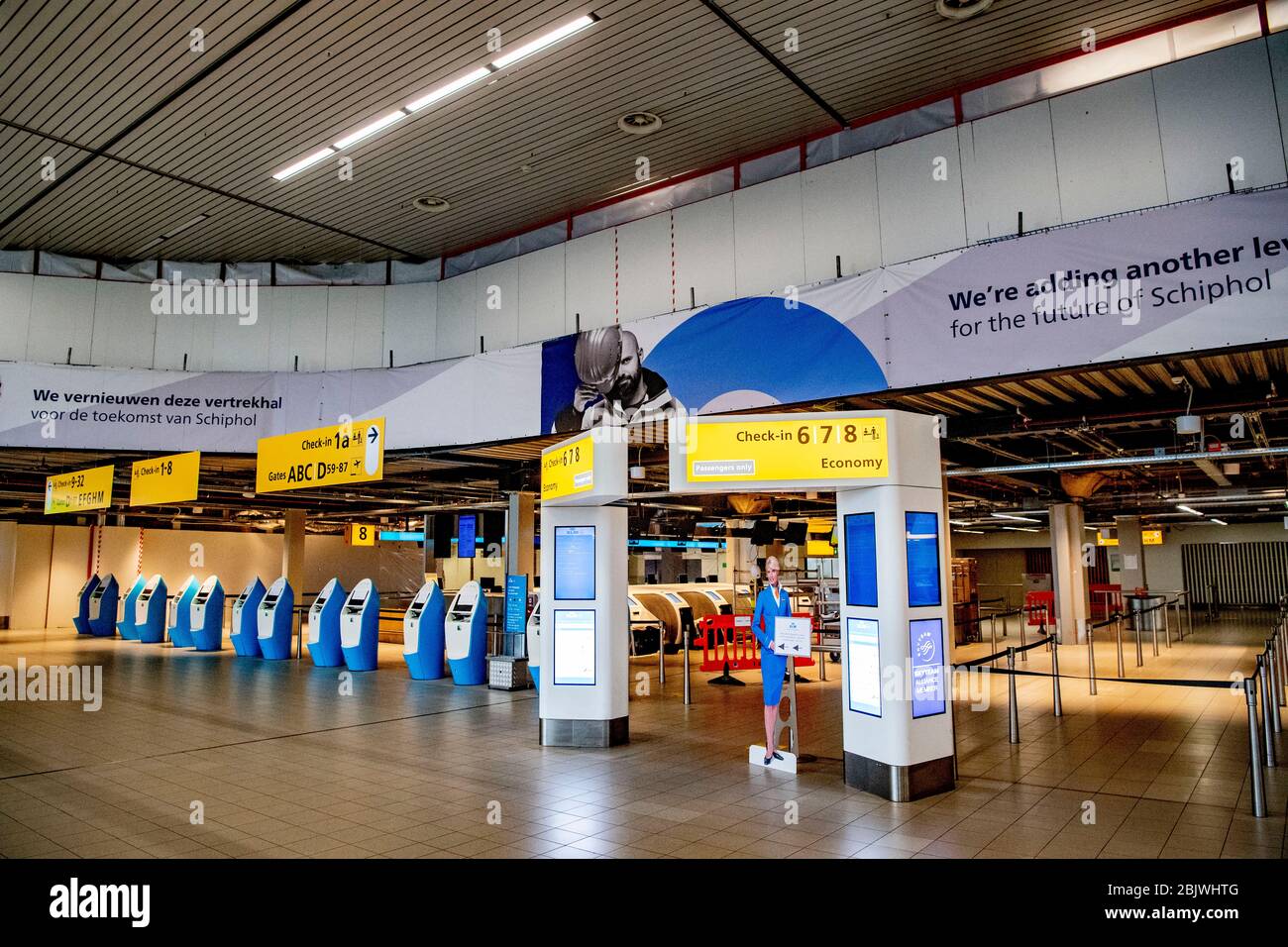 KLM Check-in-Bereich fast leer und verlassen auf dem Flughafen Schiphol während der COVID - 19 Pandemie.die niederländische Regierung wird Unterstützung von 2 bis 4 Milliarden Euro an KLM zur Verfügung stellen. Stockfoto