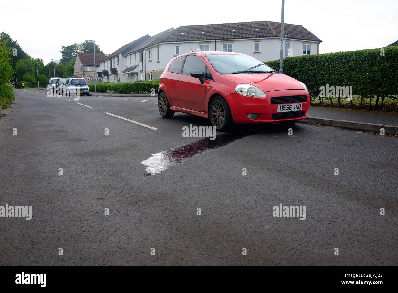 April 2020 - Öl tritt aus einem alten Fiat Punto aus. Stockfoto
