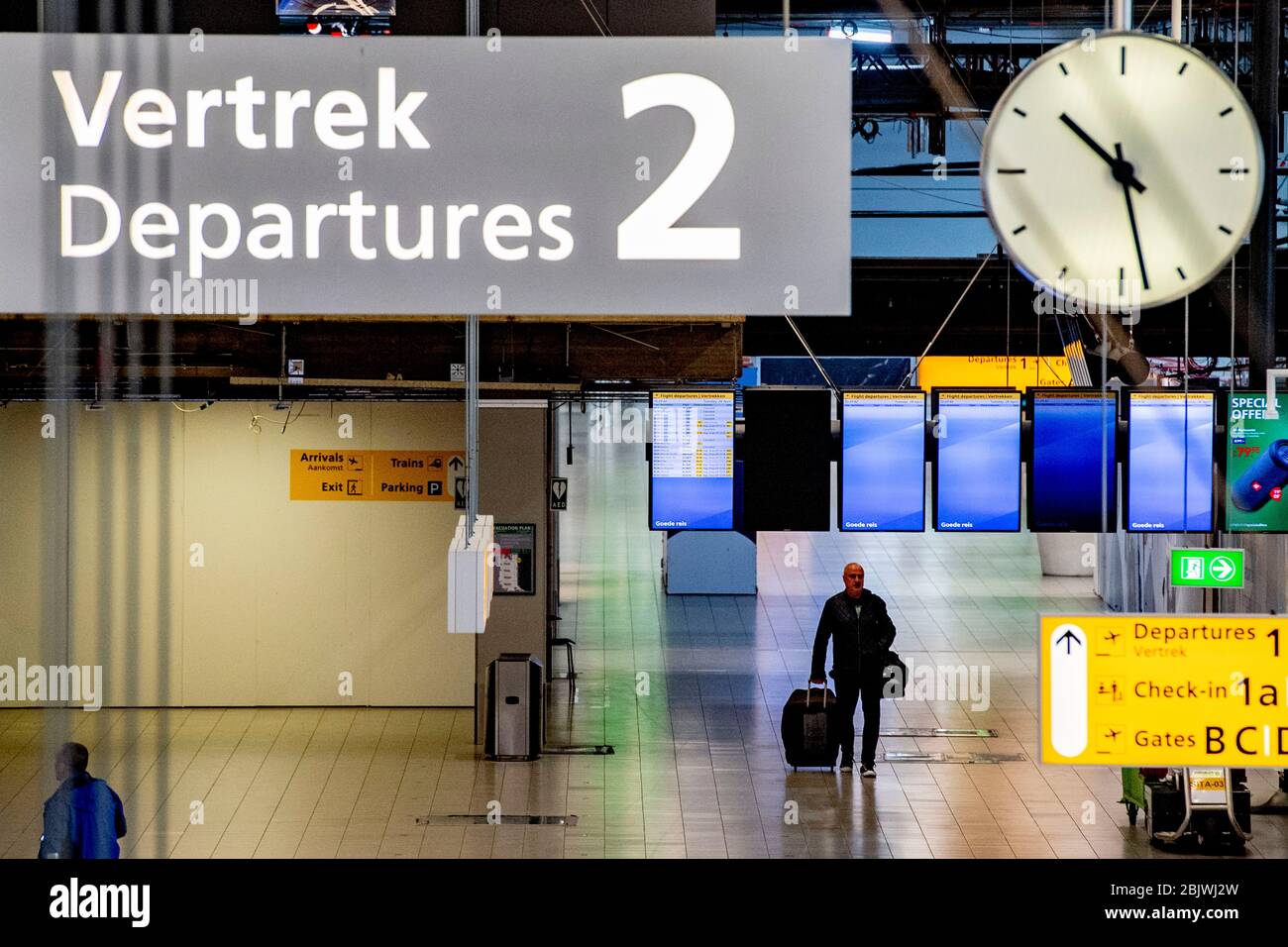 KLM Check-in-Bereich fast leer und verlassen auf dem Flughafen Schiphol während der COVID - 19 Pandemie.die niederländische Regierung wird Unterstützung von 2 bis 4 Milliarden Euro an KLM zur Verfügung stellen. Stockfoto