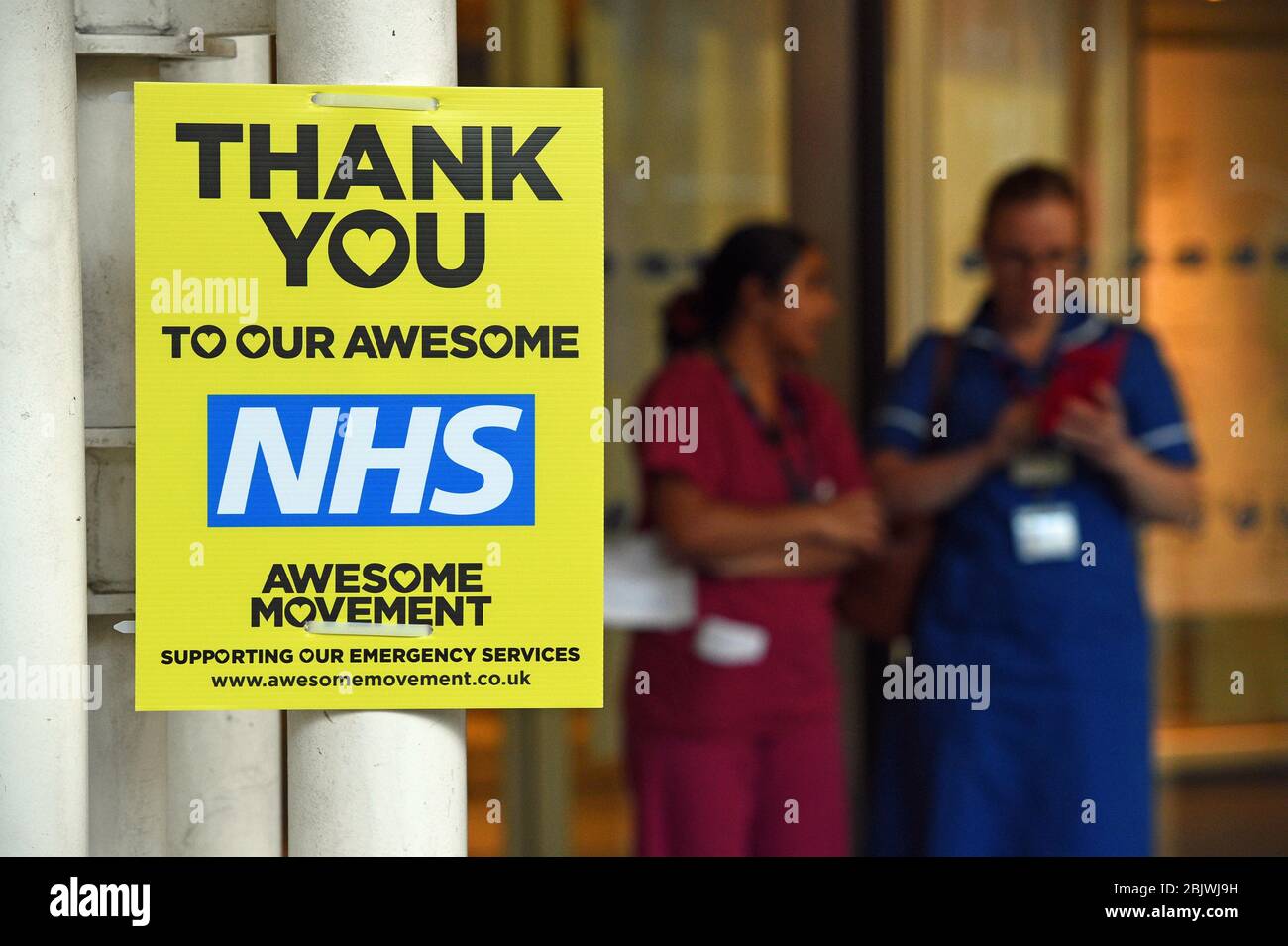 Ein Schild, das dem NHS vor dem Chelsea and Westminster Hospital in London dankt, als Mitarbeiter dem Applaus beiwohnen, um lokale Helden während des landesweiten Clap für Betreuer zu begrüßen, die NHS-Arbeiter und Betreuer gegen die Coronavirus-Pandemie anerkennen und unterstützen. Stockfoto