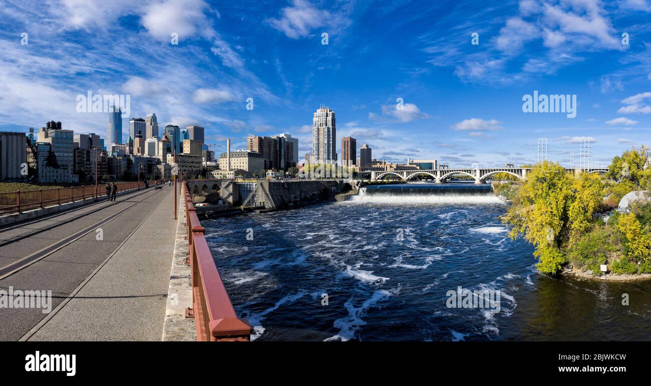 Steinbogen-Brücke Panorama und Mississippi River mit St. Anthony Falls und Skyline von Minneapolis, Minnesota. Stockfoto