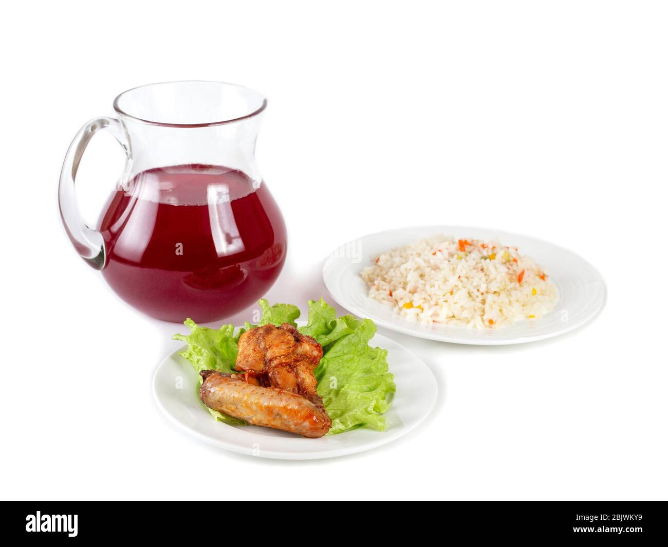 Abendessen, gebratenes Hähnchenflügel, Reis mit Früchten und rot geschmortes Obst in einem großen Krug, Seitenansicht. Isolieren. Vordergrund-Fokus Stockfoto
