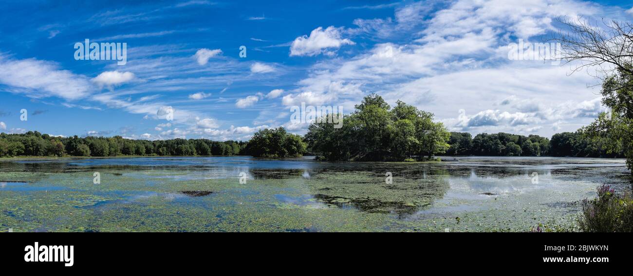 Panoramablick auf Twin Island Lake, aka Mud Pond, in Pine Plains, NY Stockfoto