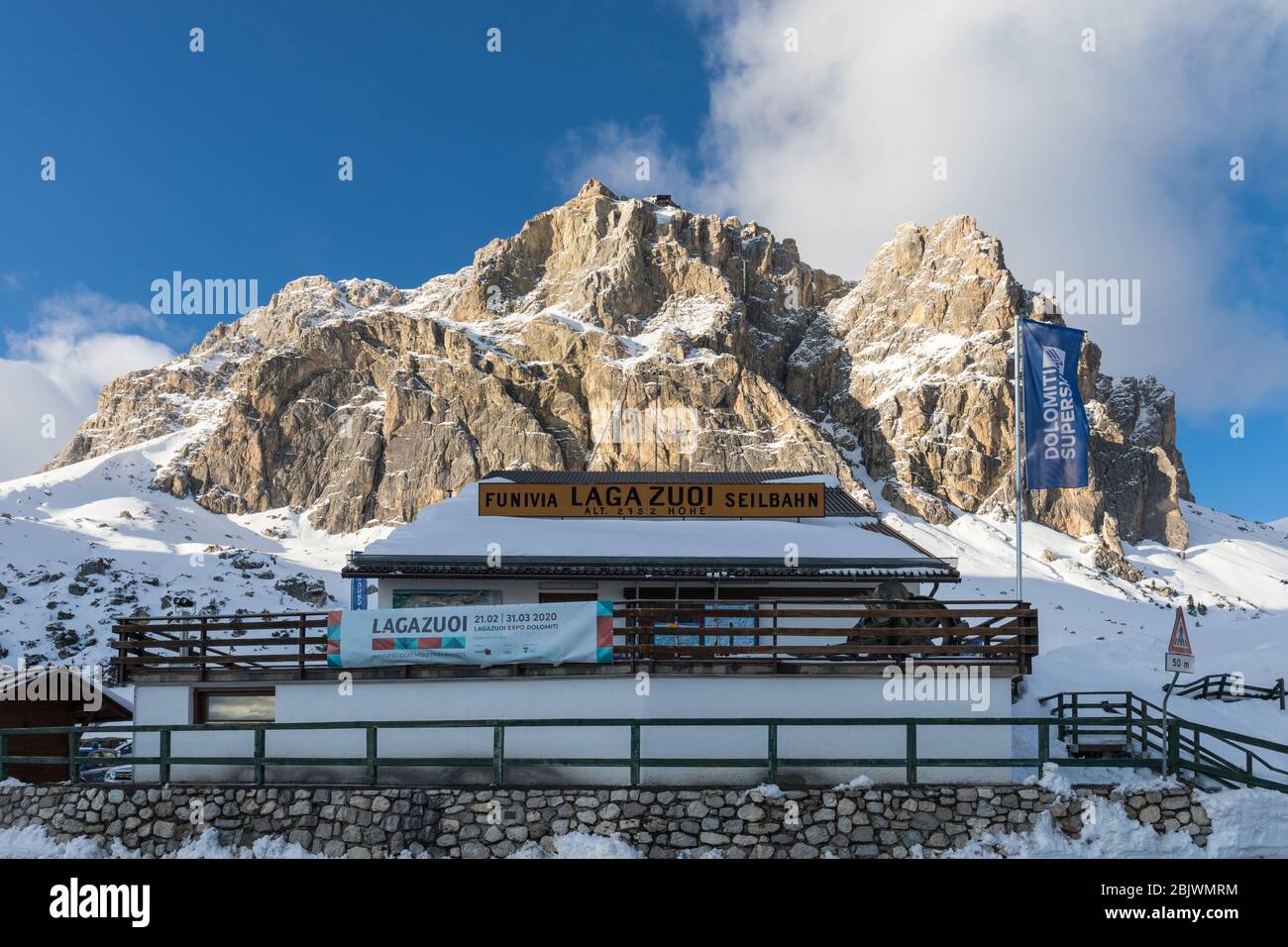 Lagazuoi Seilbahn (Funivia, Seilbahn) Station am Falzarego Pass, Dolomiten, Italien. Lagazuoi Berg im Hintergrund. Stockfoto