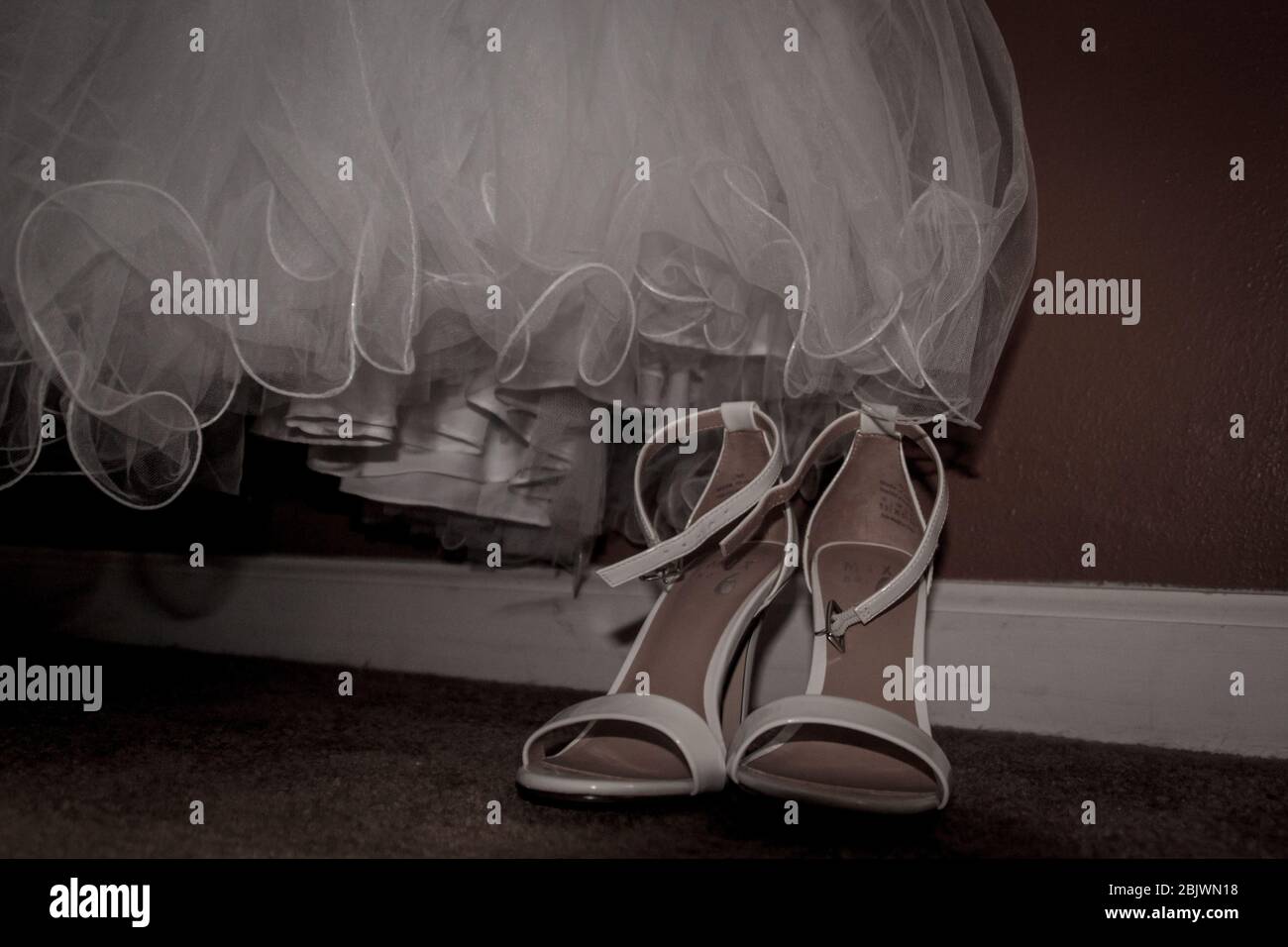 Hochzeitskleid und Schuhe Stockfoto