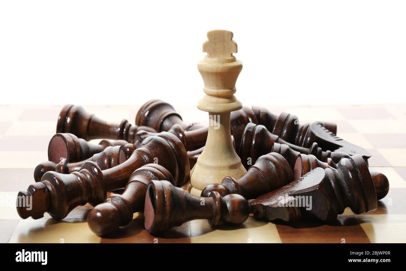 Holzschachfiguren und eine andere an Bord Stockfoto