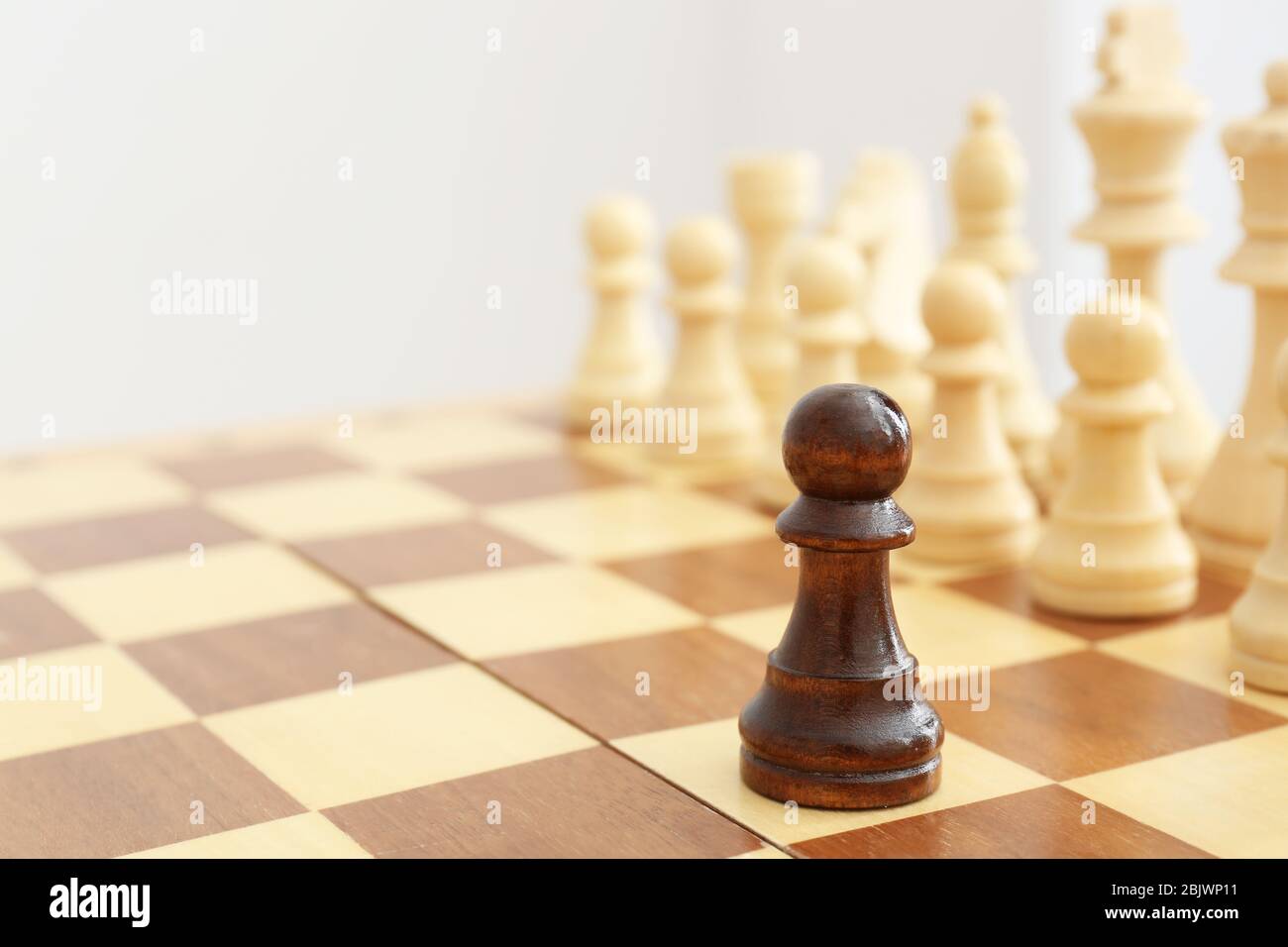 Holzschachfiguren und eine andere an Bord Stockfoto