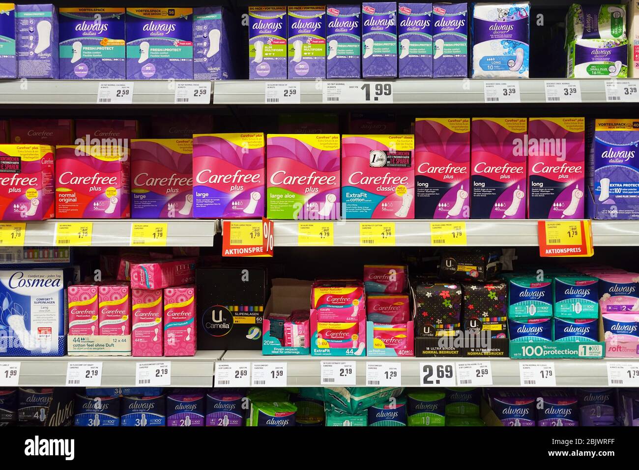 Feminine Hygieneprodukte im Shop Stockfoto