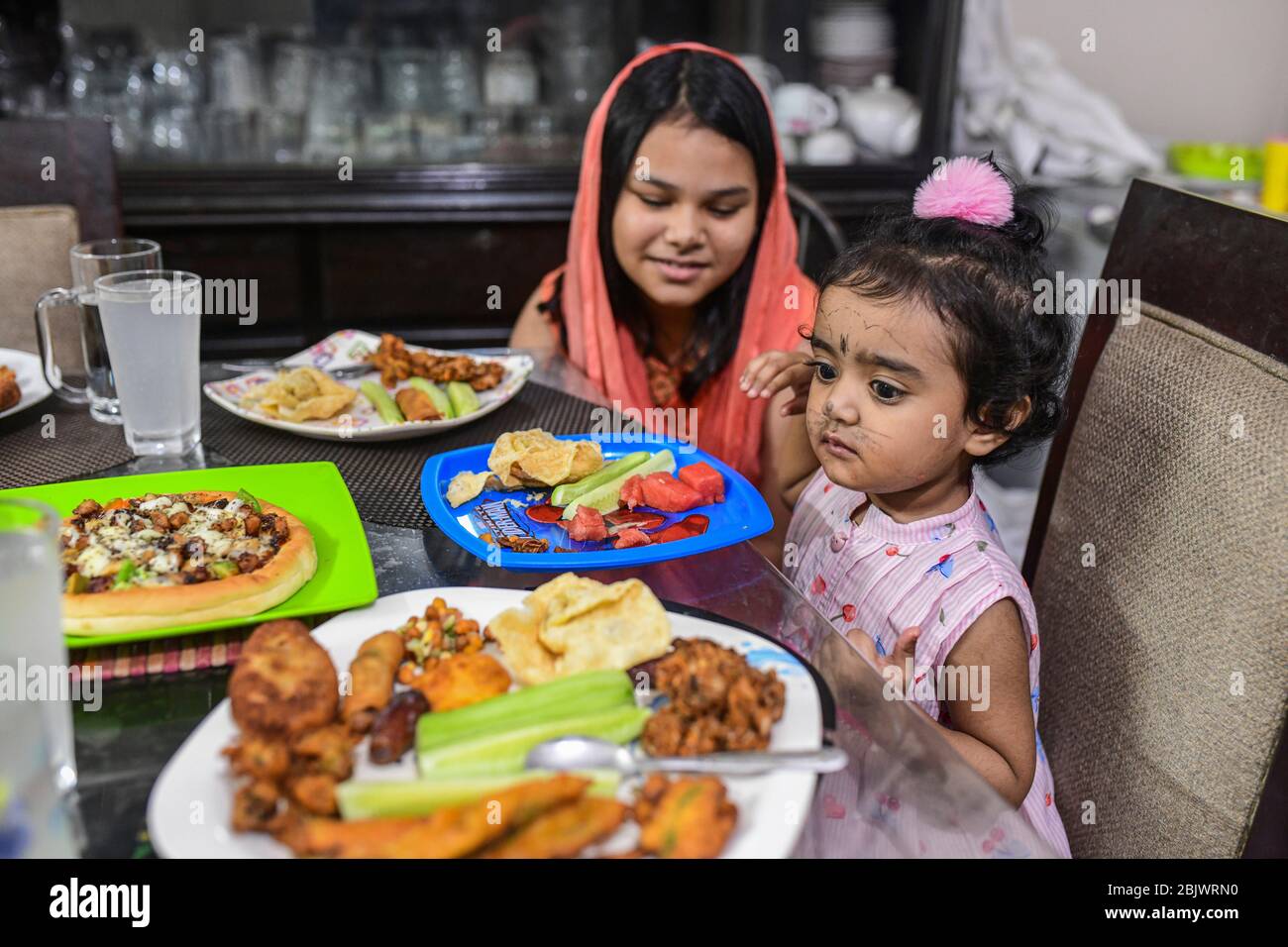 Darf Man Nach Iftar Mit Seiner Frau Schlafen Iftar Family Stockfotos und -bilder Kaufen - Alamy