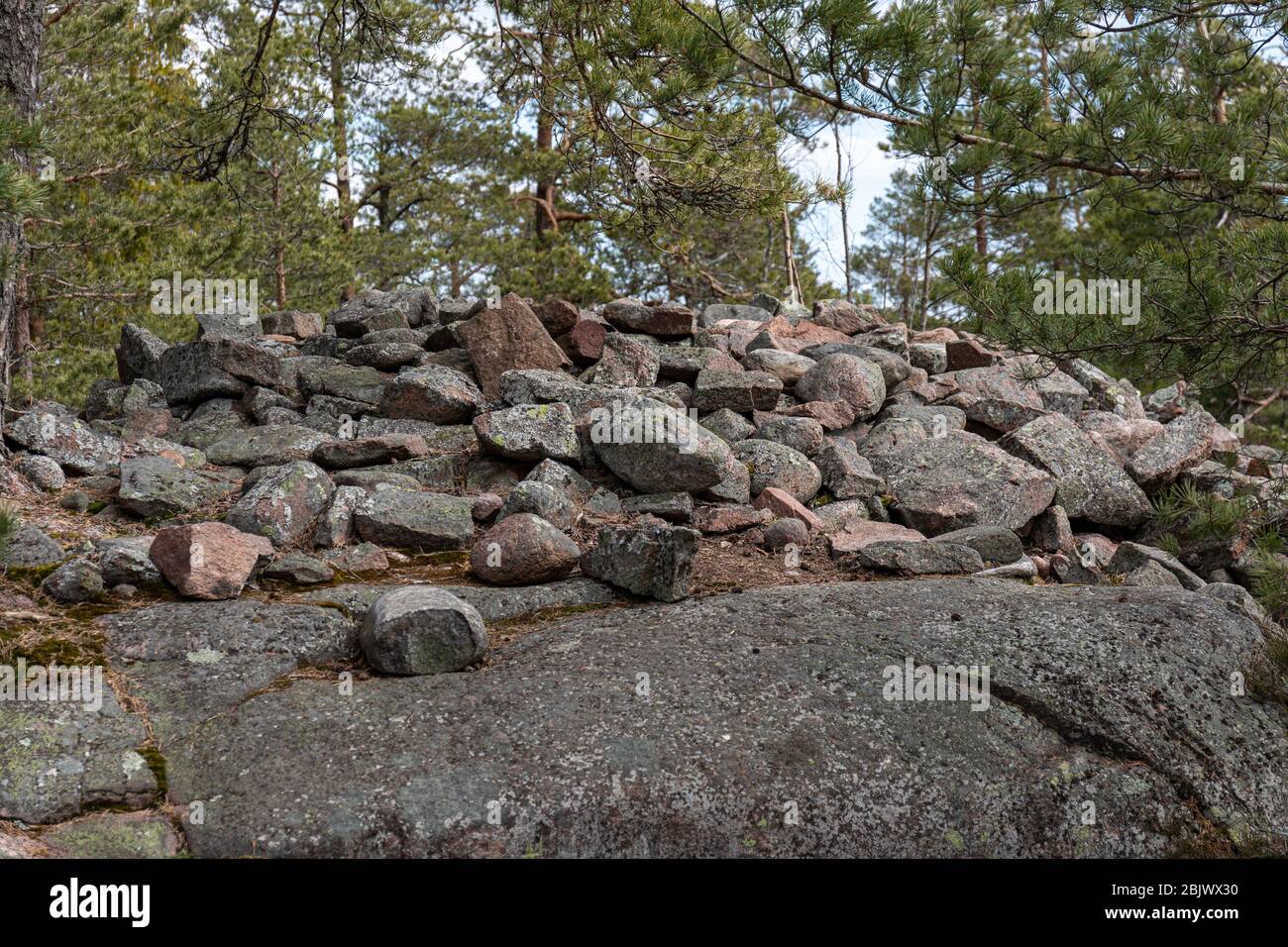 Das Grabmal aus der Bronzezeit befindet sich entlang des Hanikka-Naturpfades in Espoo, Finnland Stockfoto