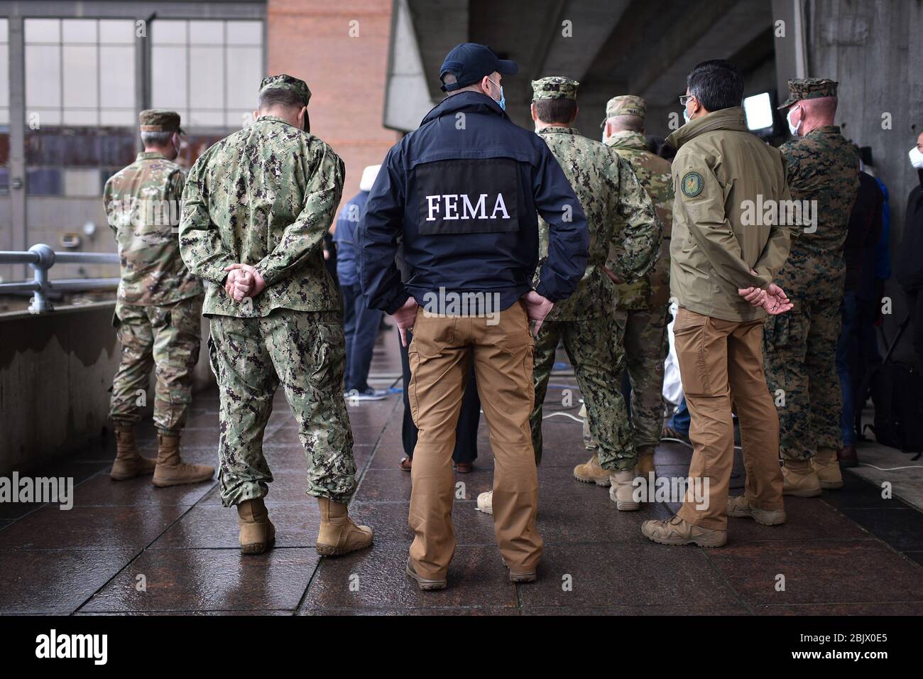 New York City, USA. April 2020. Ein Mitglied der FEMA nimmt an einer Pressekonferenz Teil, bevor das Schiff des USNS Comfort Hospital nach New York City eingesetzt wurde, um bei dem Novel Coronavirus-Ausbruch, New York, NY, 30. April 2020, zu helfen. Das US Navy Hospital Ship, das am 30. März eintraf und angeblich 182 COVID-19 behandelt hat, wird in seinen Heimathafen Norfolk, VA. Zurückkehren, um weitere Einsatzaufträge aufzufüllen und abzuwarten. (Anthony Behar/Sipa USA) Credit: SIPA USA/Alamy Live News Stockfoto