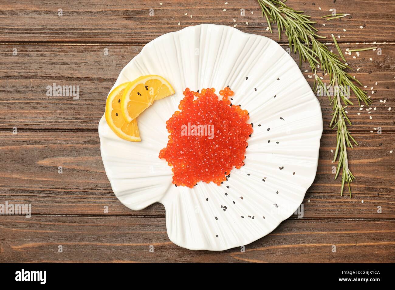 Mit köstlichen roten Kaviar auf hölzernen Tischplatte Stockfoto