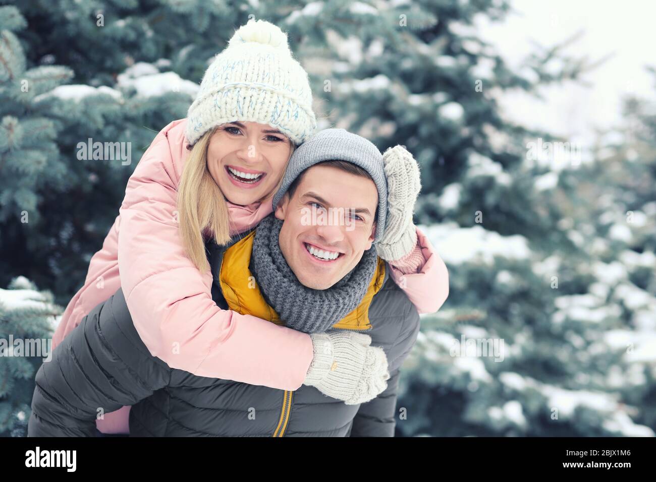 Glücklich liebenden Paar Spaß im Winter Park Stockfoto