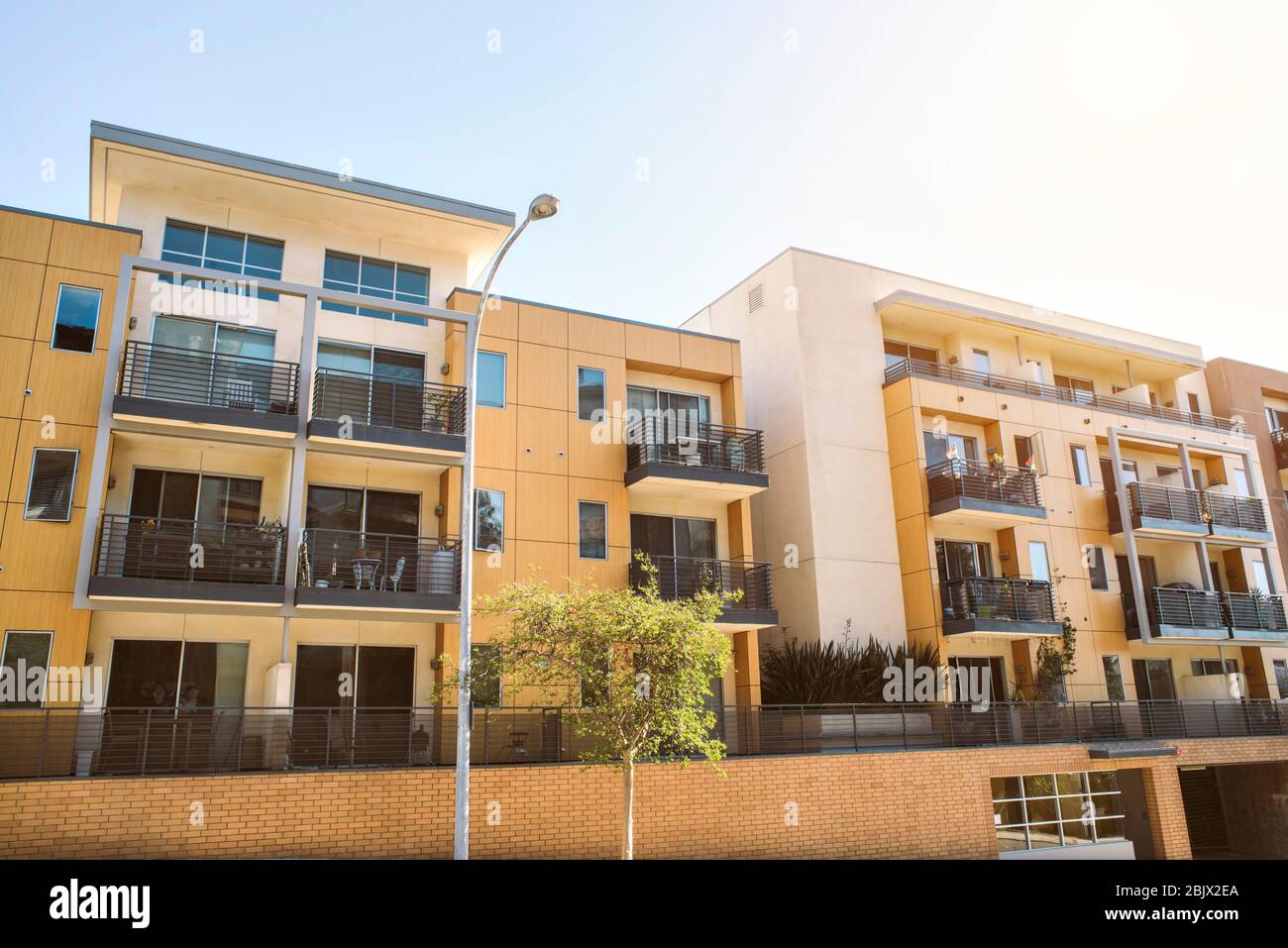 Neuere kommerzielle Wohngebäude in den Vororten - Real Estate Investment - Ren Stockfoto