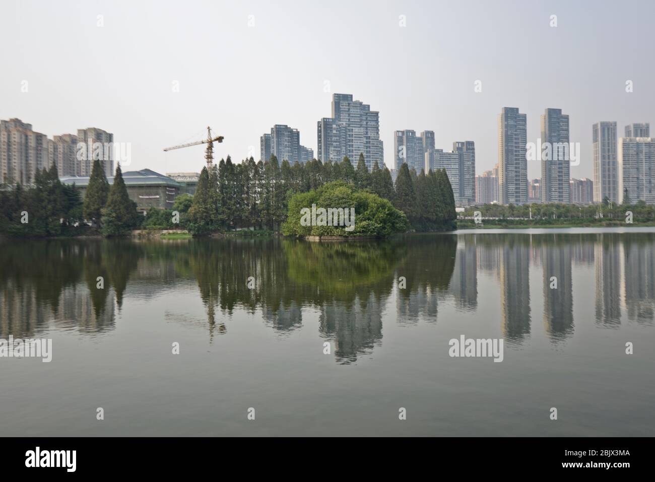 Skyline von Wuhan vom East Lake, mit Smog und einem nebligen Himmel aufgrund starker Verschmutzung. China Stockfoto