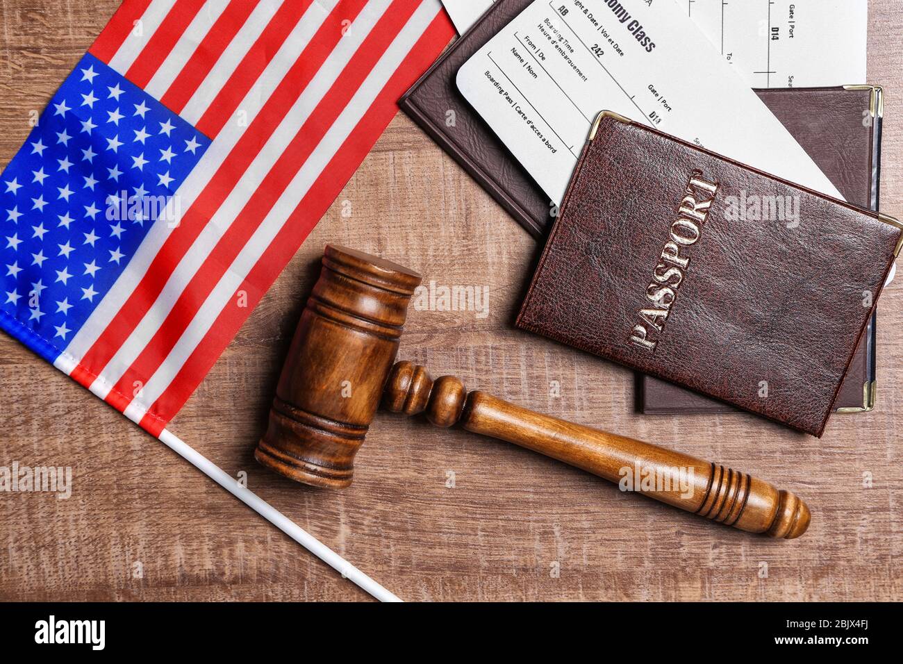 Pässe, Tickets, Gavel und amerikanische Flagge auf dem Tisch. Legale Einwanderung Stockfoto