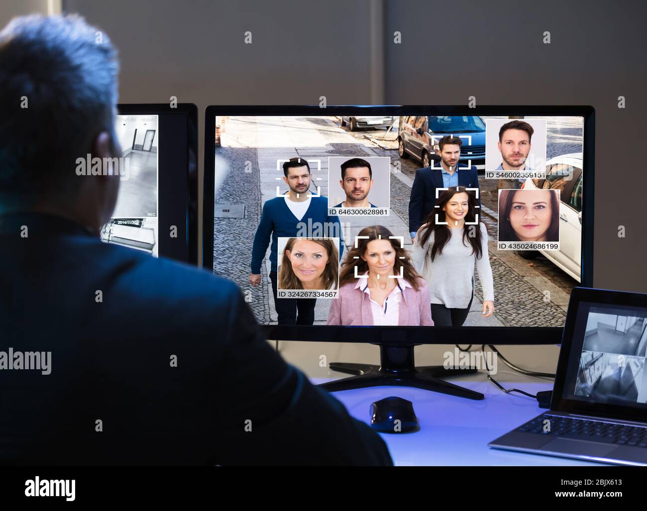 AI Gesichtserkennung auf CCTV Kamera Überwachung Bildschirm Stockfoto