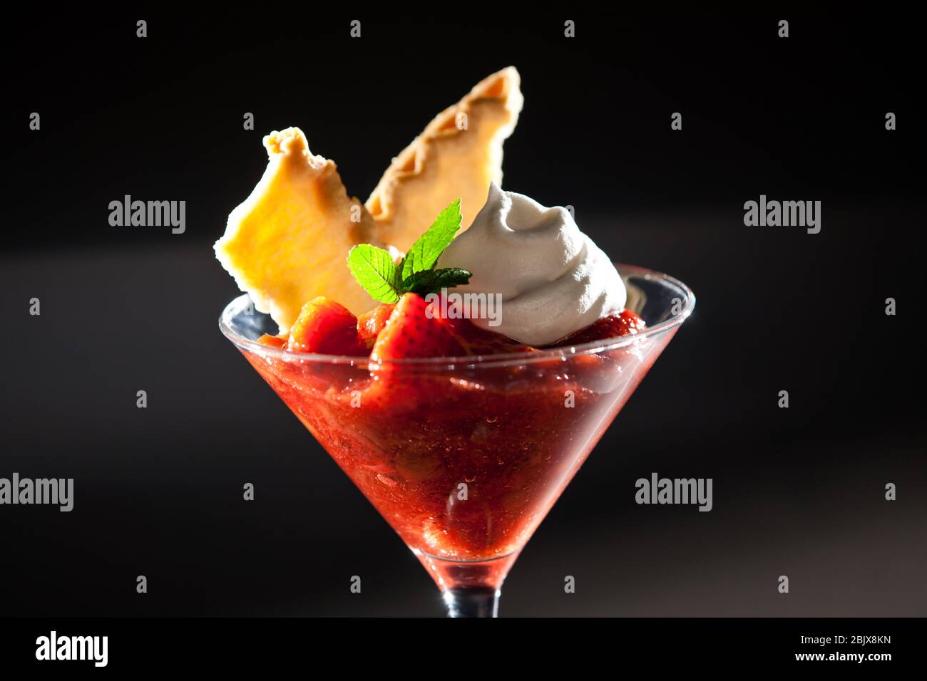 Köstliches frisches Erdbeer Smoothy Dessert in Martini-Glas Stockfoto