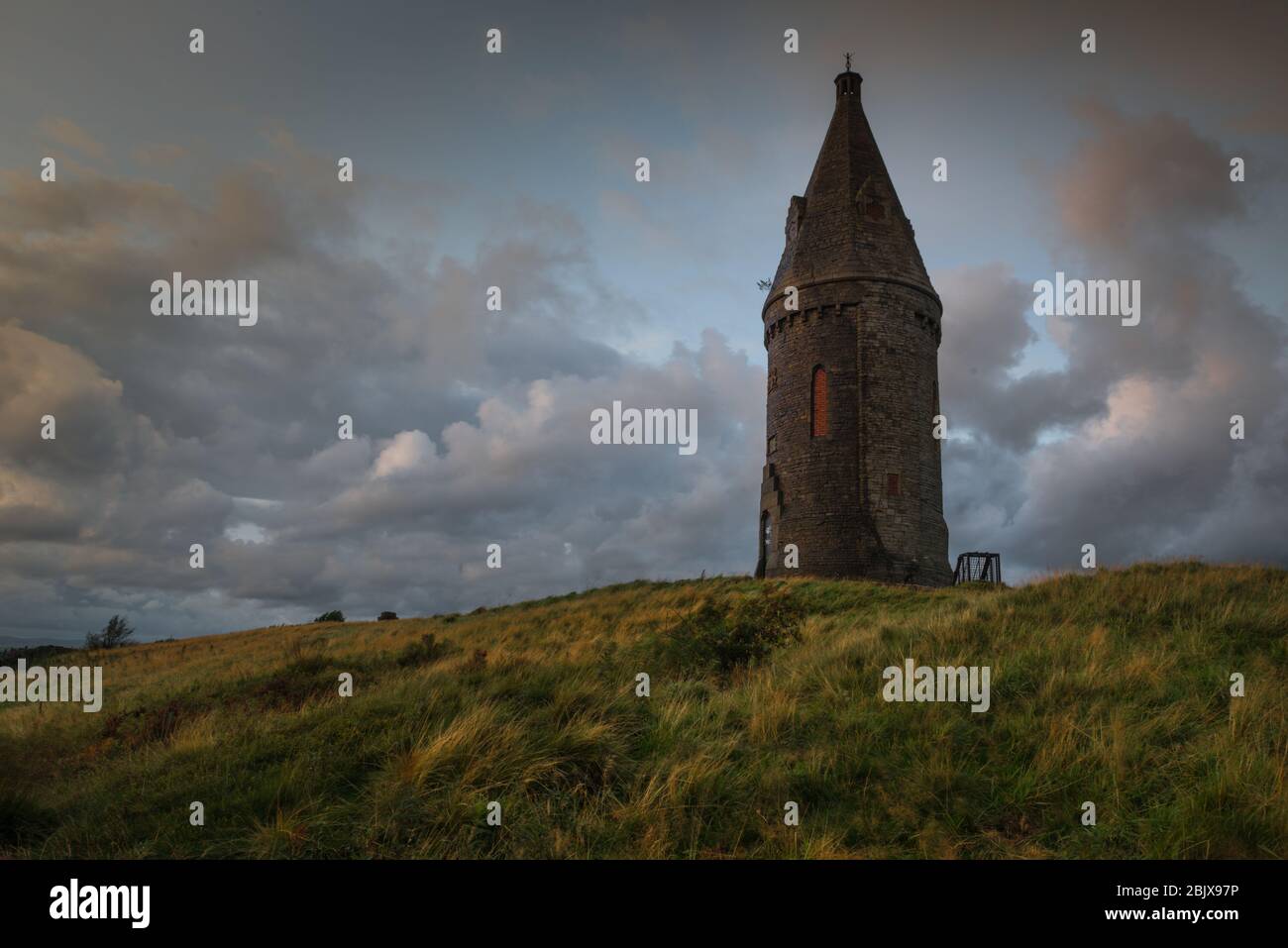 Hartshead Pike ist ein Hügel im Tameside in Greater Manchester, England, und sein Name ist verbunden mit dem Denkmal auf dem Gipfel. Stockfoto