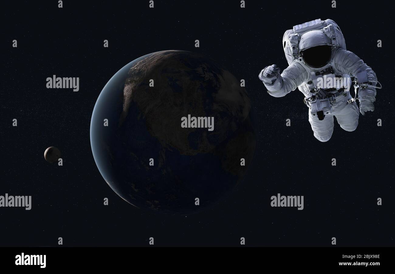 Astronaut in der Nähe des Planeten Erde und Mond des Sonnensystems in der Nacht. Science Fiction 3D-Rendering. Elemente des Bildes wurden von der NASA bereitgestellt Stockfoto