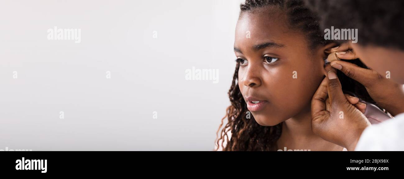 Gehörloses Kind Mit Hörbehind Hörhilfe Vom Arzt Bekommen Stockfoto